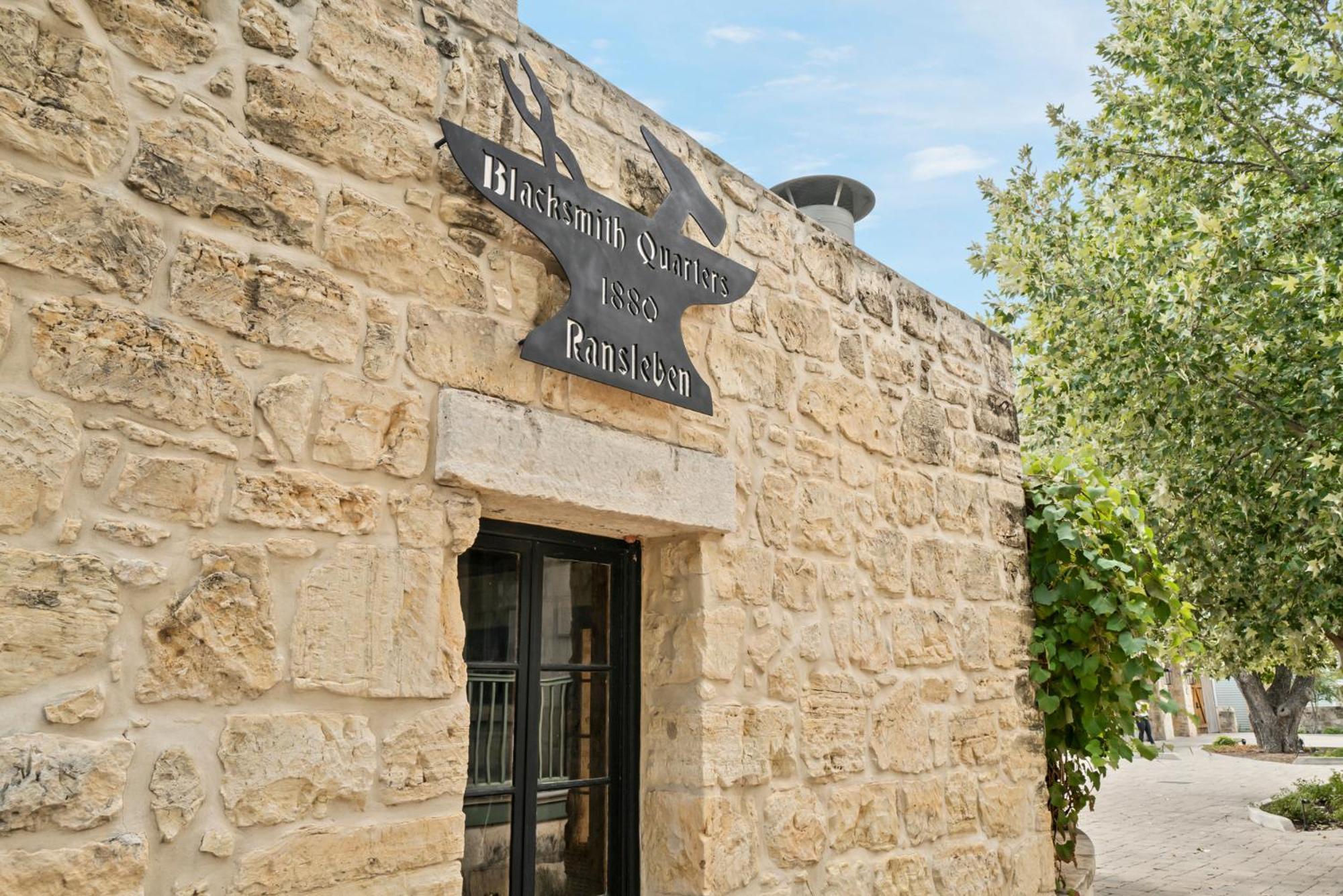 Blacksmith Quarters Fredericksburg Esterno foto