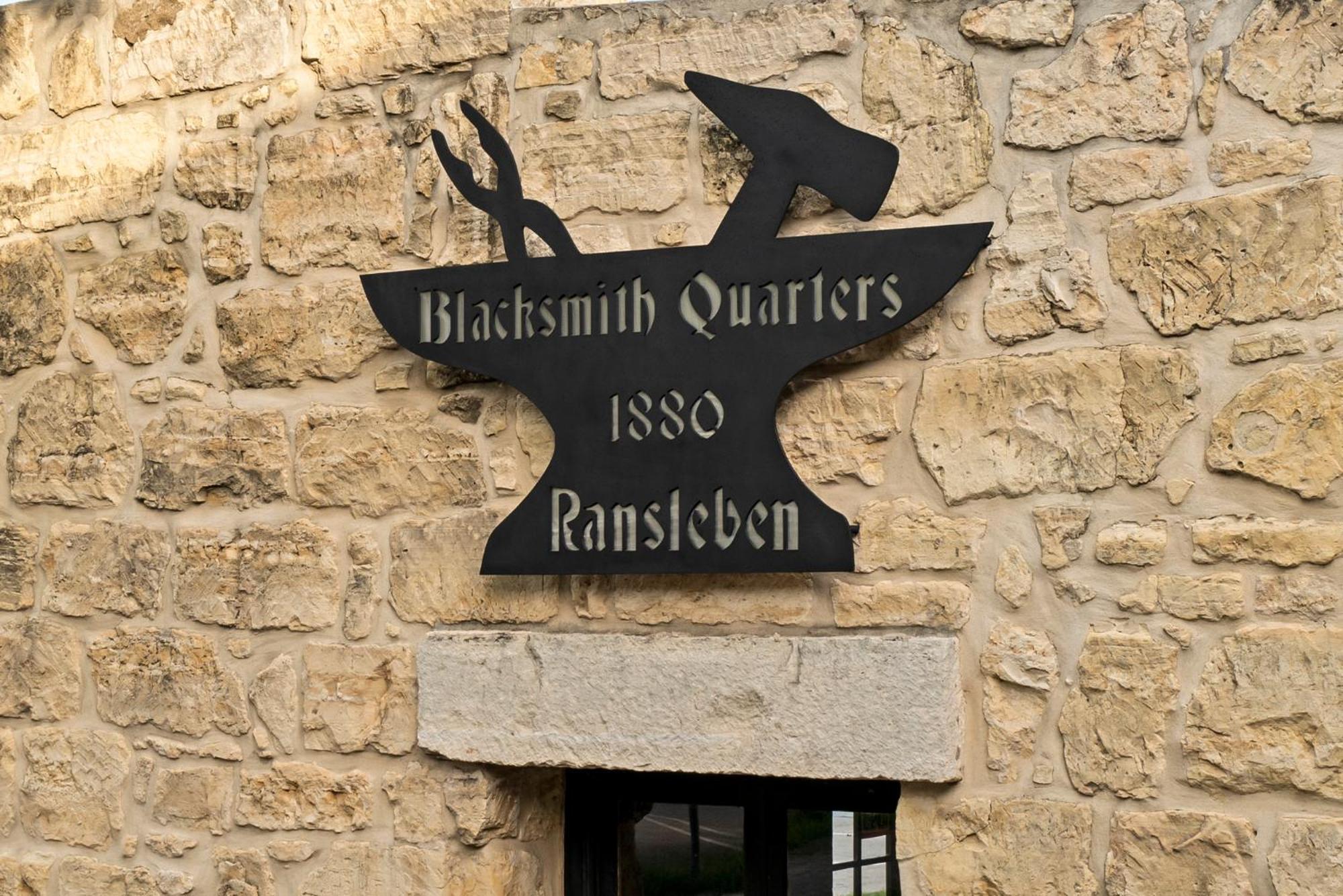 Blacksmith Quarters Fredericksburg Esterno foto